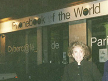 Aimée de Heeren in front of the Cybercafe de Paris